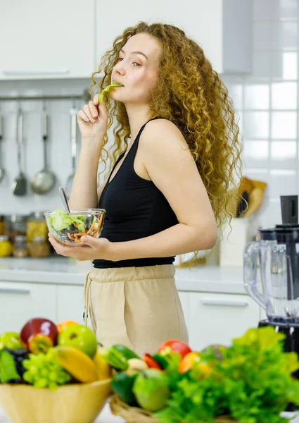 Happy Healthy Curly Hairstyle Young Sexy Caucasian Pregnancy Mother Model — Stock Photo, Image