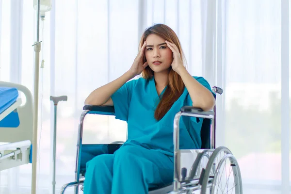 파란색 유니폼을 아시아 환자의 초상화 이있는 휠체어에 침대와 식염수를 카메라를 — 스톡 사진