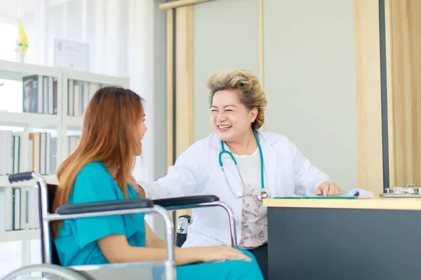 Portraitaufnahme Einer Leitenden Ärztin Weißem Laborkittel Mit Stethoskop Die Lächelnd — Stockfoto