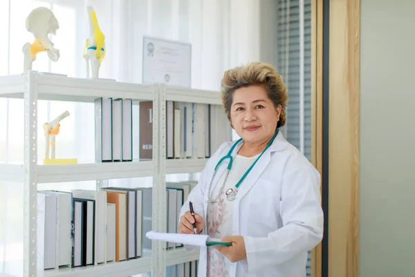 Portrait Aufgenommen Senior Professional Erfolgreiche Ärztin Weißem Laborkittel Mit Stethoskop — Stockfoto