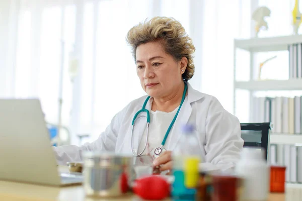 Portrait Shot Senior Professional Successful Female Doctor White Lab Coat — Stock Photo, Image