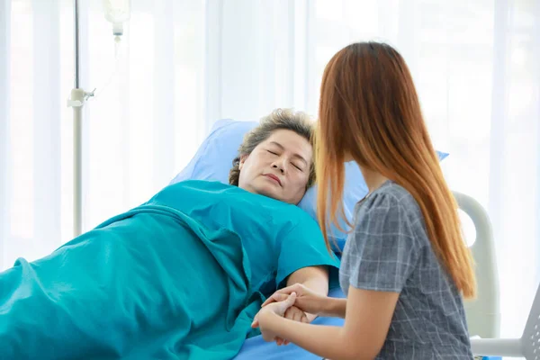 Alte Ältere Kranke Asiatische Patientin Krankenhausuniform Legt Sich Schlafend Auf — Stockfoto