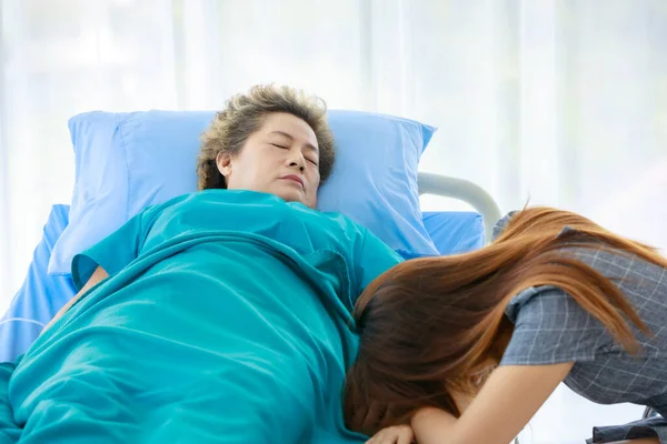 Alte Ältere Kranke Asiatische Patientin Krankenhausuniform Legt Sich Schlafend Auf — Stockfoto