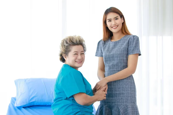 Alt Senior Asiatisch Glücklich Gesunde Genesung Mutter Patientin Krankenhaus Uniform — Stockfoto