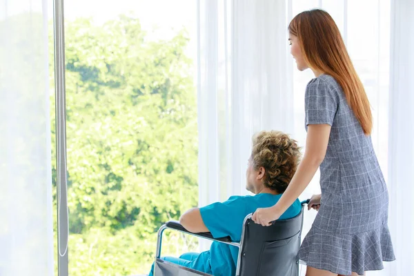 Ung Asiatisk Oigenkännlig Kvinnlig Dotter Stående Hjälpa Driva Gamla Senior — Stockfoto