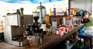 Bozuk eski, küçük, kirli bir kafe ahşap tezgah iç tasarımı espresso americano üretim makinesi, blender, öğütücü, tatlandırıcı, yoğunlaştırılmış süt ve diğer malzeme malzemeleriyle birlikte..
