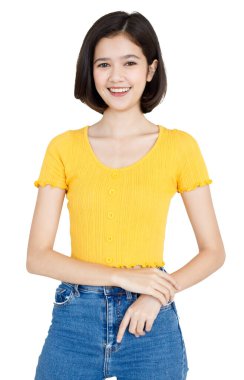 Asyalı, arkadaş canlısı, kısa saçlı bir genç kızın, sıradan bir bluz ve kot pantolonla beyaz arka planda el ele tutuşup gülümserken çekilmiş bir portresi..