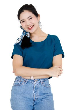 Asyalı güzel, dost canlısı, at kuyruğu saçlı, rahat gömlekli ve kot pantolonlu, el ele tutuşmuş, beyaz arka planda gülümseyen bir kadın modelin portresi..