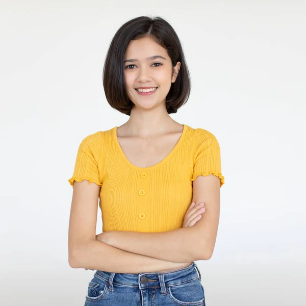 기사보기 아시아 출신의 친근감있는 청소년 배경에 웃으며 청바지와 셔츠를 농작물 — 스톡 사진