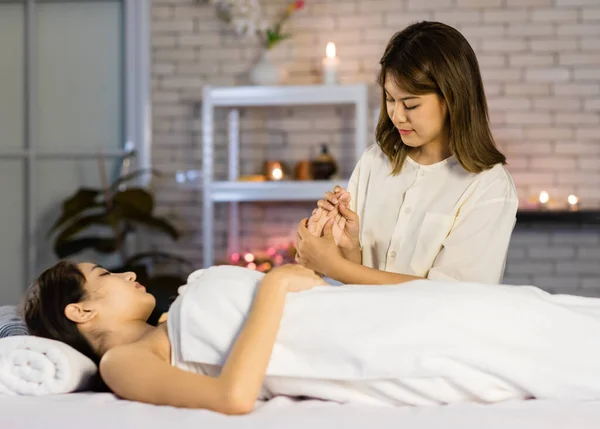 Asian Young Professional Oriental Masseuse Therapist Standing Massaging Female Customer — Stockfoto