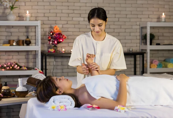 Asian Young Professional Oriental Masseuse Therapist Standing Massaging Female Customer — Stock Photo, Image