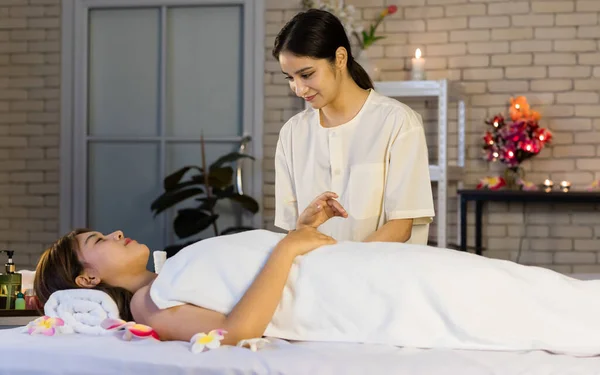 Asian Young Professional Oriental Masseuse Therapist Standing Massaging Female Customer —  Fotos de Stock