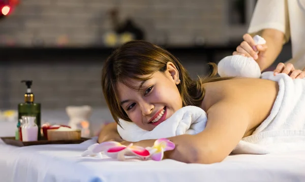 Asiatique Jeune Belle Sexy Gaie Femme Spa Client Couché Recouvert — Photo