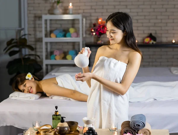 Asiático Jovem Sexy Feminino Spa Cliente Branco Toalha Banho Limpo — Fotografia de Stock