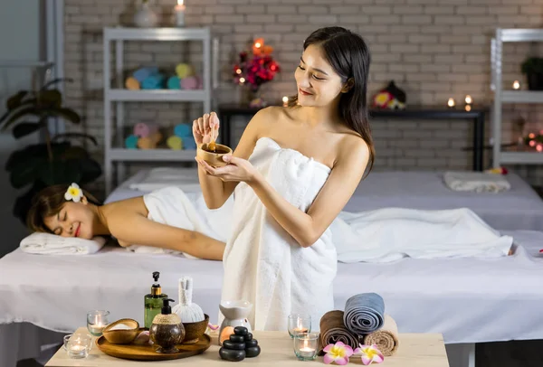 Asiatiska Unga Sexiga Kvinnliga Spa Kund Vit Ren Badhandduk Står — Stockfoto