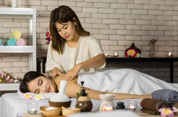 Asiático Jovem Oriental Profissional Feminino Massagista Terapeuta Stand Massageando Ombro — Fotografia de Stock