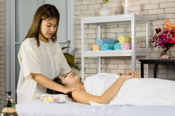 Asian Young Oriental Professional Female Masseuse Therapist Stand Massaging Shoulder — Stock Photo, Image