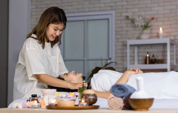 Asian Young Oriental Professional Female Masseuse Therapist Stand Massaging Shoulder — Stock Photo, Image