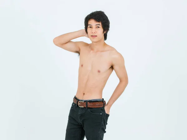 Asyalı Yakışıklı Kendine Güvenen Zayıf Kaslı Genç Erkek Modelin Beyaz — Stok fotoğraf