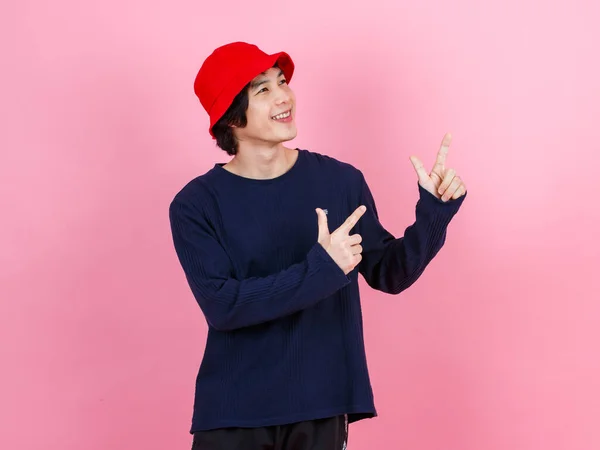 초상화 스튜디오는 아시아의 모델을 스타일의 셔츠에 양동이 모자를 분홍색 배경에 — 스톡 사진