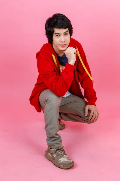 아시아인젊은 거리에 빨간색 재킷을 카메라를 — 스톡 사진