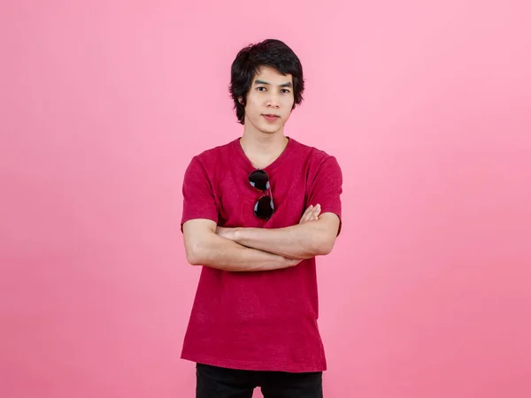 아시아인 청소년의 모델을 아시아인의 스타일의 티셔츠와 청바지를 비행사의 선글라스가 분홍색 — 스톡 사진