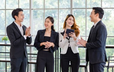 Asyalı genç, mutlu, mutlu, bin yıllık profesyonel, başarılı, erkek iş kadını, resmi takım elbiseli, gülümseyen, konuşan, kahve molası veren, dinlenen iş kadını grubu..