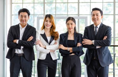 Asyalı mutlu milenyum mutlu fotoğraf grubu profesyonel başarılı erkek işadamı ve kadın iş kadını resmi takım elbiseli karşılıklı gülümseyerek takım çalışmasını gösteriyor..