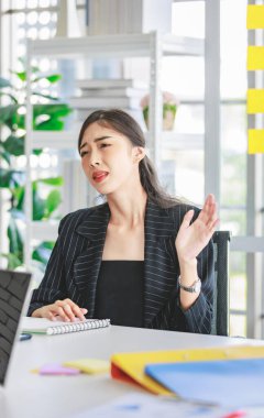 Asyalı mutlu, profesyonel, başarılı, resmi takım elbiseli, iş kadını, gülümseyen, el ele tutuşan, toplantı odasındaki meslektaşlarına fikir çözümü bilgilerini paylaşan, mutlu ve mutlu bir kadın..