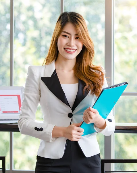 Asian Young Happy Cheerful Beautiful Millennial Professional Successful Female Businesswoman — Stockfoto