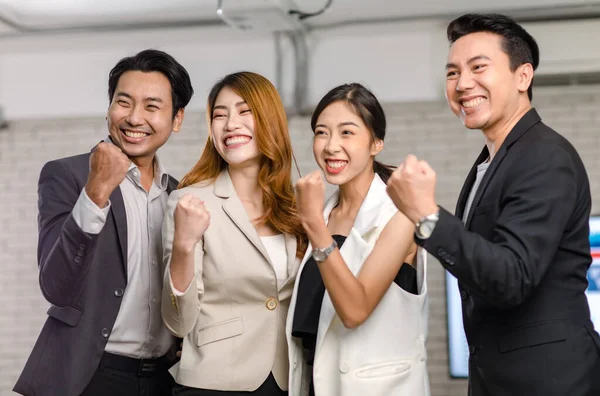 Grupo Asiático Feliz Alegre Millennial Profissional Bem Sucedido Homens Negócios — Fotografia de Stock