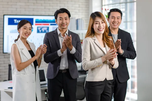 Ομάδα Των Ασιατικών Χαρούμενα Χαρούμενη Χιλιετή Επαγγελματική Επιτυχημένη Άνδρες Επιχειρηματίες — Φωτογραφία Αρχείου