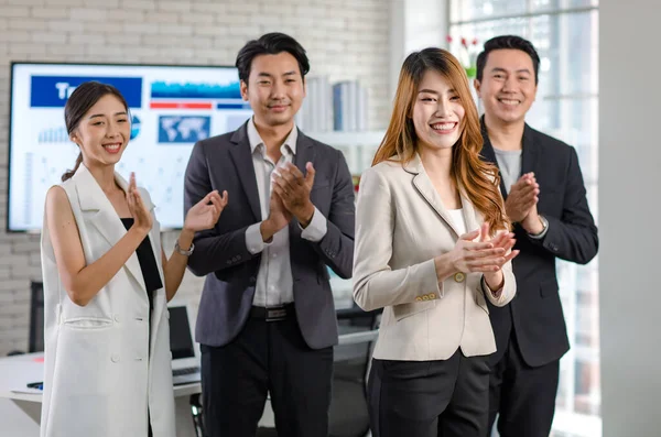 Ομάδα Των Ασιατικών Χαρούμενα Χαρούμενη Χιλιετή Επαγγελματική Επιτυχημένη Άνδρες Επιχειρηματίες — Φωτογραφία Αρχείου