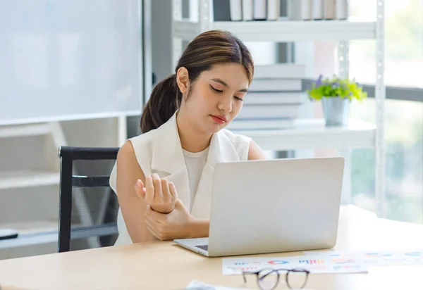 Asian Stressed Exhausted Tired Female Businesswoman Secretary Working Late Hard — Zdjęcie stockowe