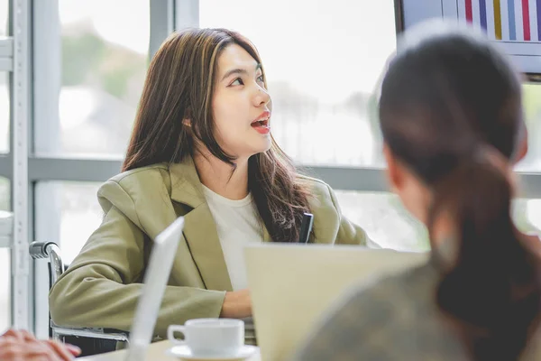 Closeup Shot Asian Pretty Happy Cheerful Female Businesswoman Intern Trainee — Zdjęcie stockowe