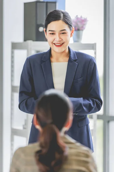 Closeup Shot Asian Pretty Happy Cheerful Female Businesswoman Intern Trainee — Fotografia de Stock