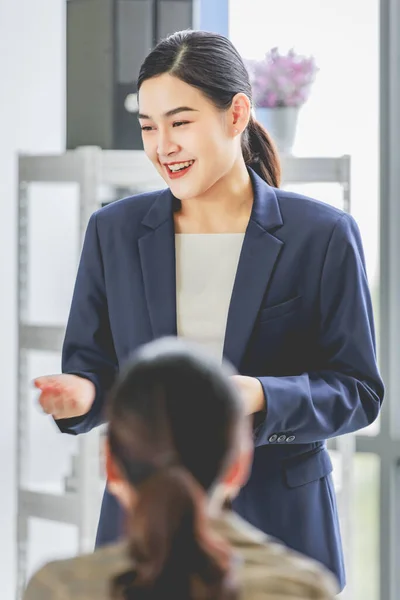 Closeup Shot Asian Pretty Happy Cheerful Female Businesswoman Intern Trainee — Fotografia de Stock