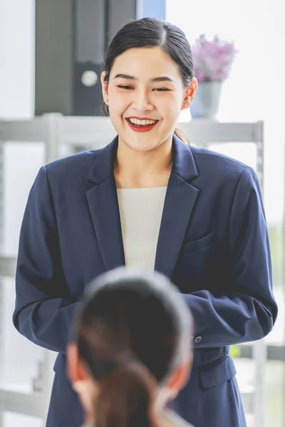 Closeup Shot Asian Pretty Happy Cheerful Female Businesswoman Intern Trainee — Fotografia de Stock