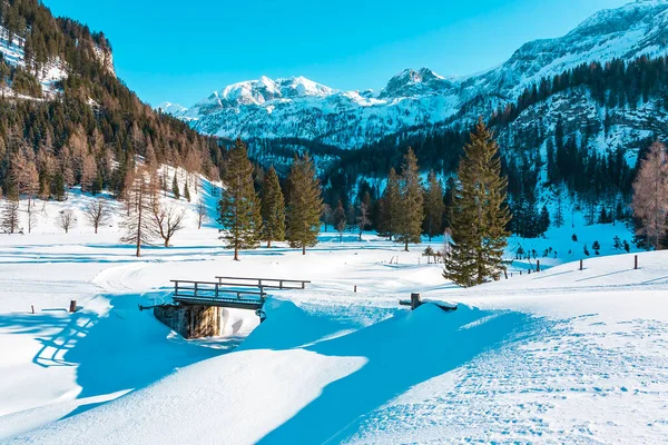 奥地利纳德鲁姆奥伯陶恩地区的这个防水油布的清澈水域 美丽地反映了白雪覆盖的群山 — 图库照片