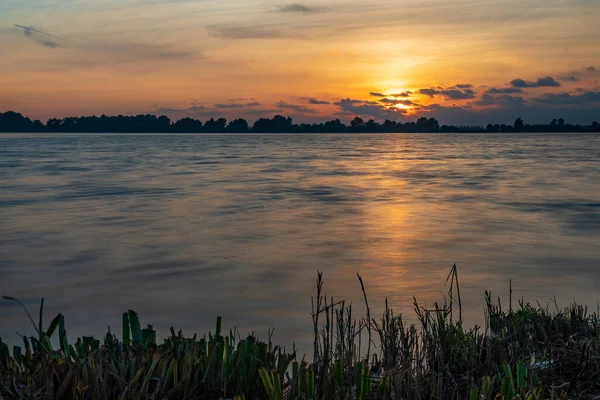 Durante Pôr Sol Longa Velocidade Obturador Câmera Suavizou Água Lago — Fotografia de Stock