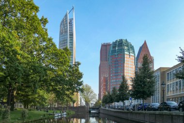 Lahey 'deki Prinsessegracht' ta yelken açarken, Lahey 'in ufuk çizgisini belirleyen yüksek heybetli binalar ortaya çıkıyor.