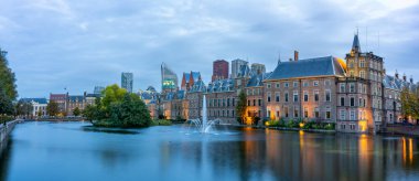 Hofvijver ve Binnenhof 'un rüzgarlı bir gününde, günbatımından hemen sonra Lahey' deki parlamento binalarıyla panoramik bir fotoğraf.