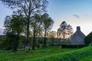 Güneş Fransa 'nın Normandiya kentindeki Montpinchon yakınlarındaki yuvarlanan kırsal bölgede yeni battı.