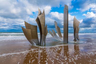 Fransa 'nın Normandiya kentindeki Vierville-sur-mer köyünün yakınlarındaki Omaha-Beach' te bir savaş anıtı.