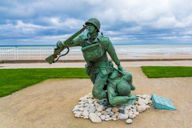 Bu görüntü Fransa 'nın Normandiya kentindeki Vierville-sur-mer kasabası yakınlarındaki Omaha plajındaki vahşeti gösteriyor.