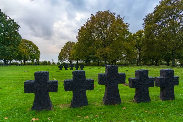 Ряды Низких Гранитных Крестов Этом Немецком Военном Кладбище Камбе Нормандия — стоковое фото