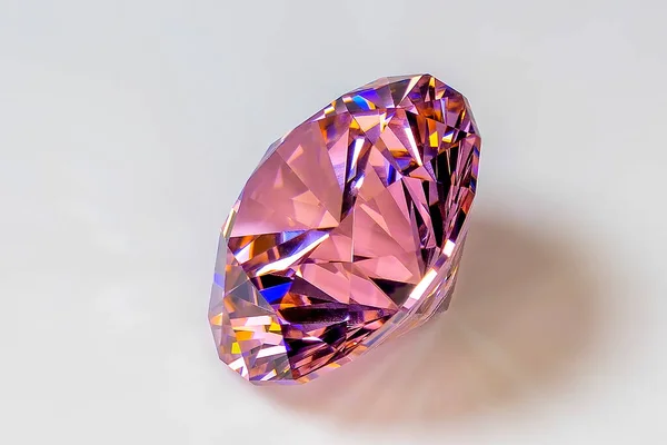 Pembe renk ve Standart Yuvarlak Parlak kesimli, beyaz akrilik cam bir yüzeye yerleştirilmiş ve tacı sol üst tarafa bakan kendi kendine kesilmiş bir Kübik Zirkon 'un detaylı fotoğrafı (odak yığını)
