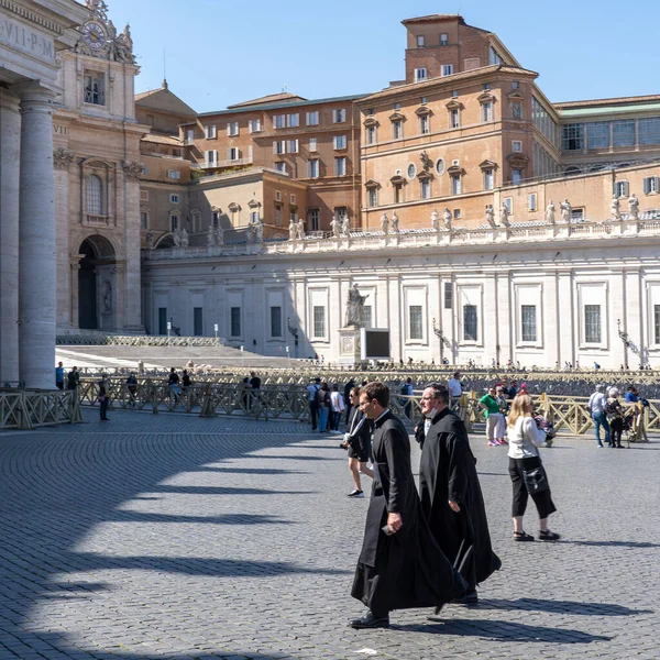 Κάποιοι Κληρικοί Διασχίζουν Την Πλατεία Του Αγίου Πέτρου Στη Ρώμη — Φωτογραφία Αρχείου
