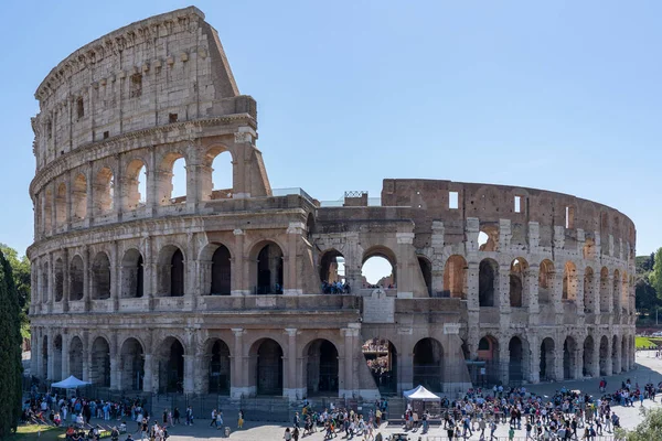 Photo West Side Colosseum Tourists Foreground Seen Tempio Venere Roma — Foto de Stock