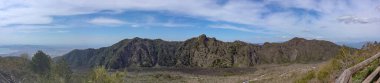 Napoli, İtalya yakınlarındaki Vezüv Dağı kraterinin kenarından çekilen panorama